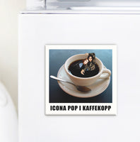 Icona Pop i kaffekopp - Kylskåpsmagnet